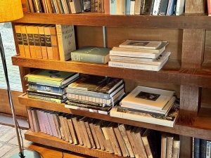 کتابخانه چوبی با کتاب و نور گرم