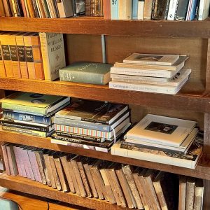 کتابخانه چوبی با کتاب و نور گرم