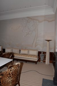 چراغ ایستاده بلند کنار نیمکت نشیمن