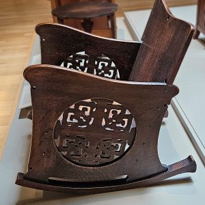 صندلی راکینگ چوبی کلاسیک با کنده‌کاری