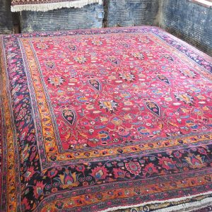 قالی دستباف ایرانی با نقشه گل‌دار