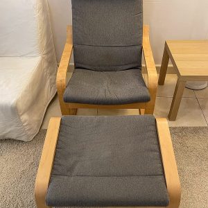 مبل تک‌نفره اسکاندیناوی با پارچه خاکستری و پایه چوب روشن