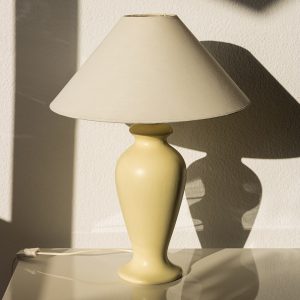 چراغ سرامیکی کلاهک‌دار در نور طبیعی